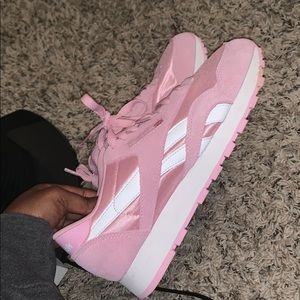 Tennis shoes